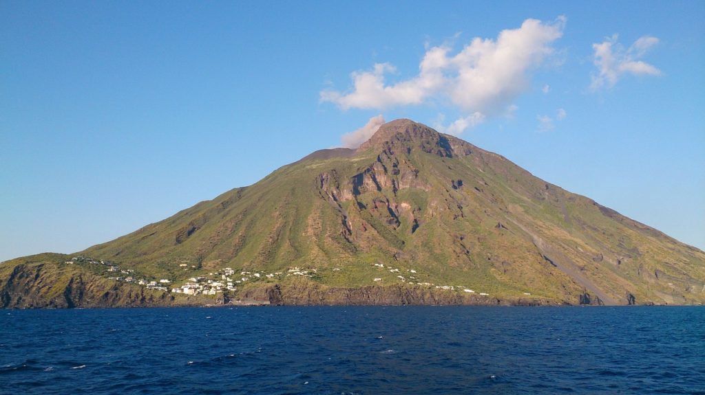 Île Et Volcan De Stromboli - Iles Eoliennes - Guide De Voyages Sicile ...